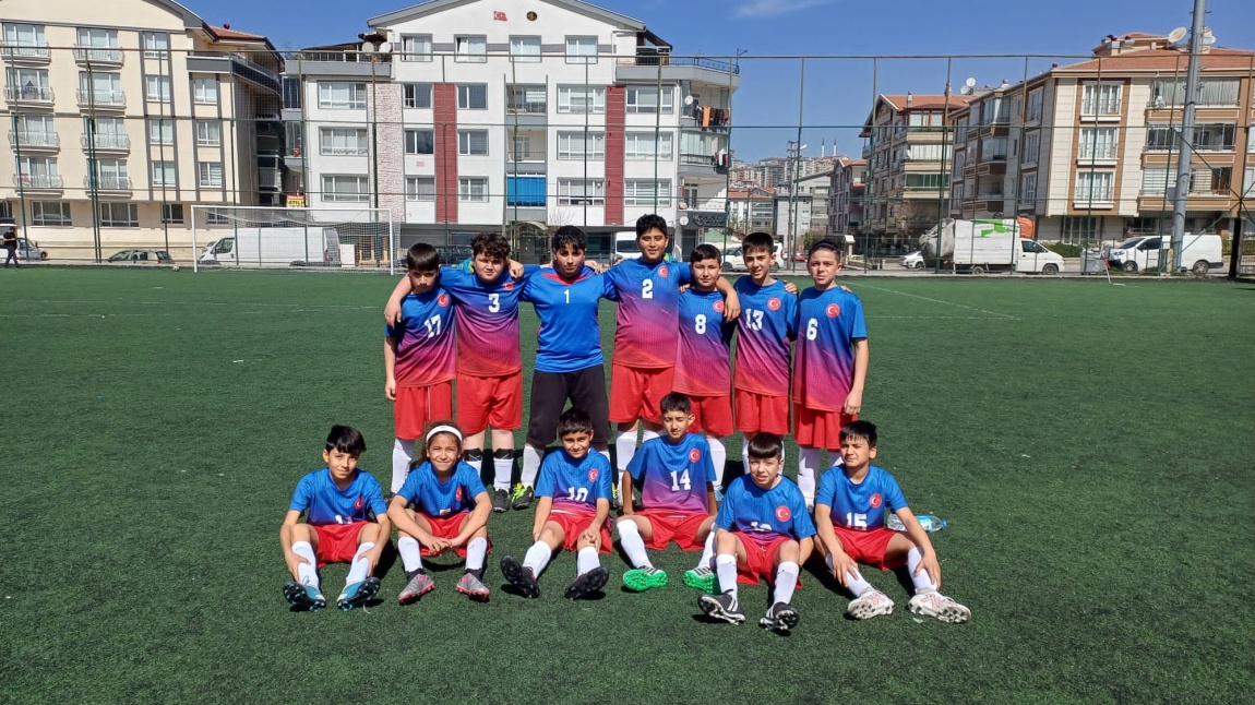 Mamak Küçükler Futbol Turnuvası'nda Yarı Finale Kalan Okul Takımımız